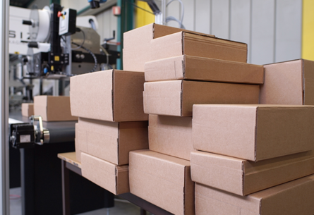 Corrugated boxes at end-of-line packaging automation